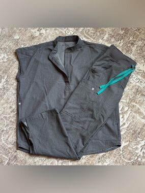 FIGS Francisca Henley Scrub Set XS Petite Gray Zamora Jogger Set
